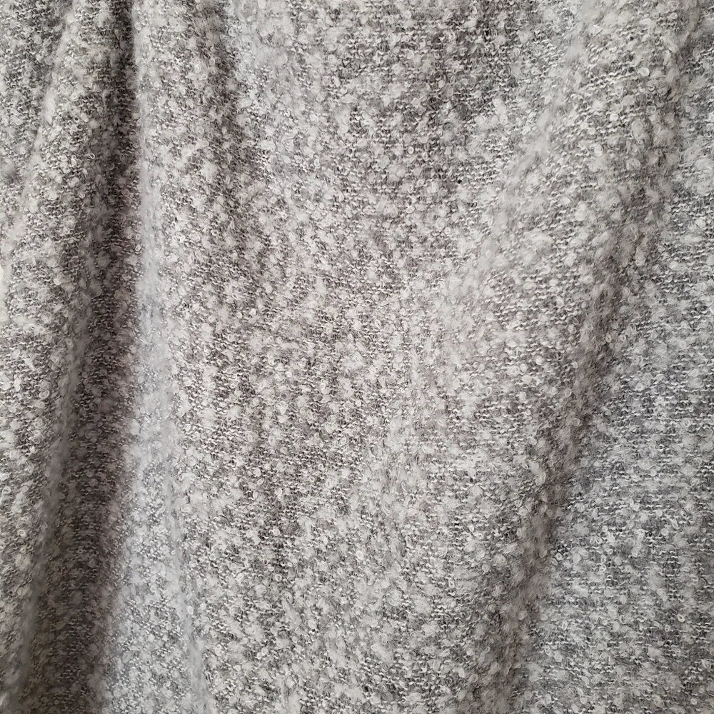 Gray and white textured infinity blànket scarf. 25.5x35.